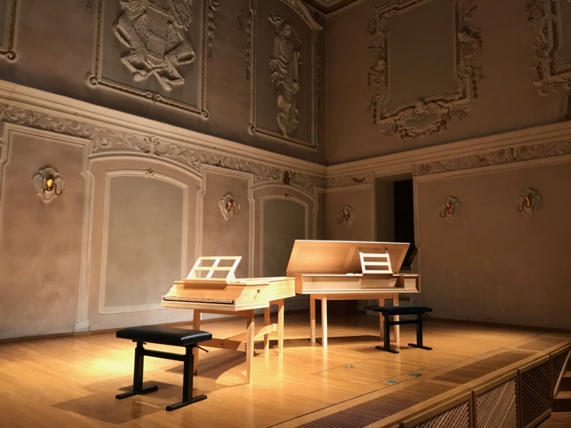 Barocker Stadtsaal mit Instrumenten